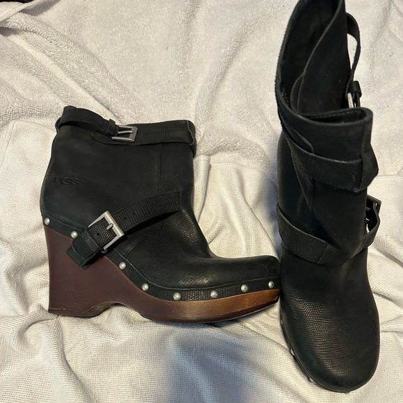 UGG 8 Black and Brown Wedge Boots - Picture 2 of 4